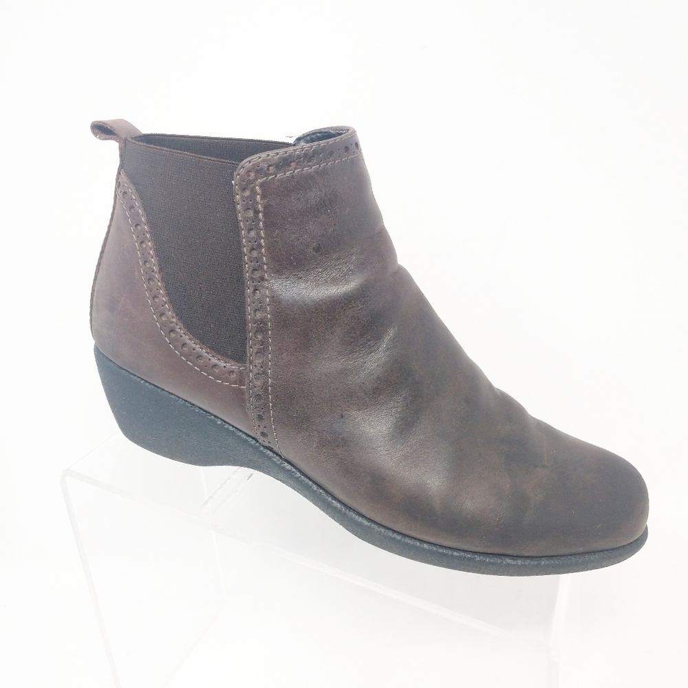 The STUDIO FLEXX Wedge Chelsea Booties Brown leath